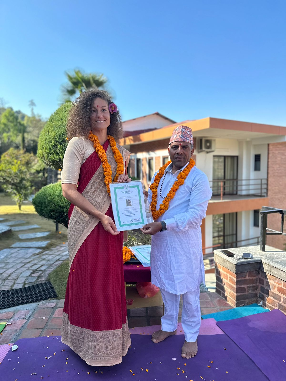 Séverine Lardeau lors de la remise du diplôme de Enseignante Yoga au Népal 