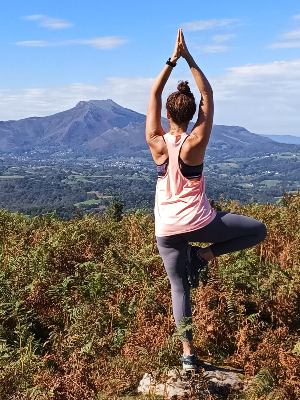 Séverine Lardeau en posture yoga à la montagne au Pays Basque 