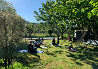 Séance de Yoga dans le jardin paisible de la maison Donamaria
